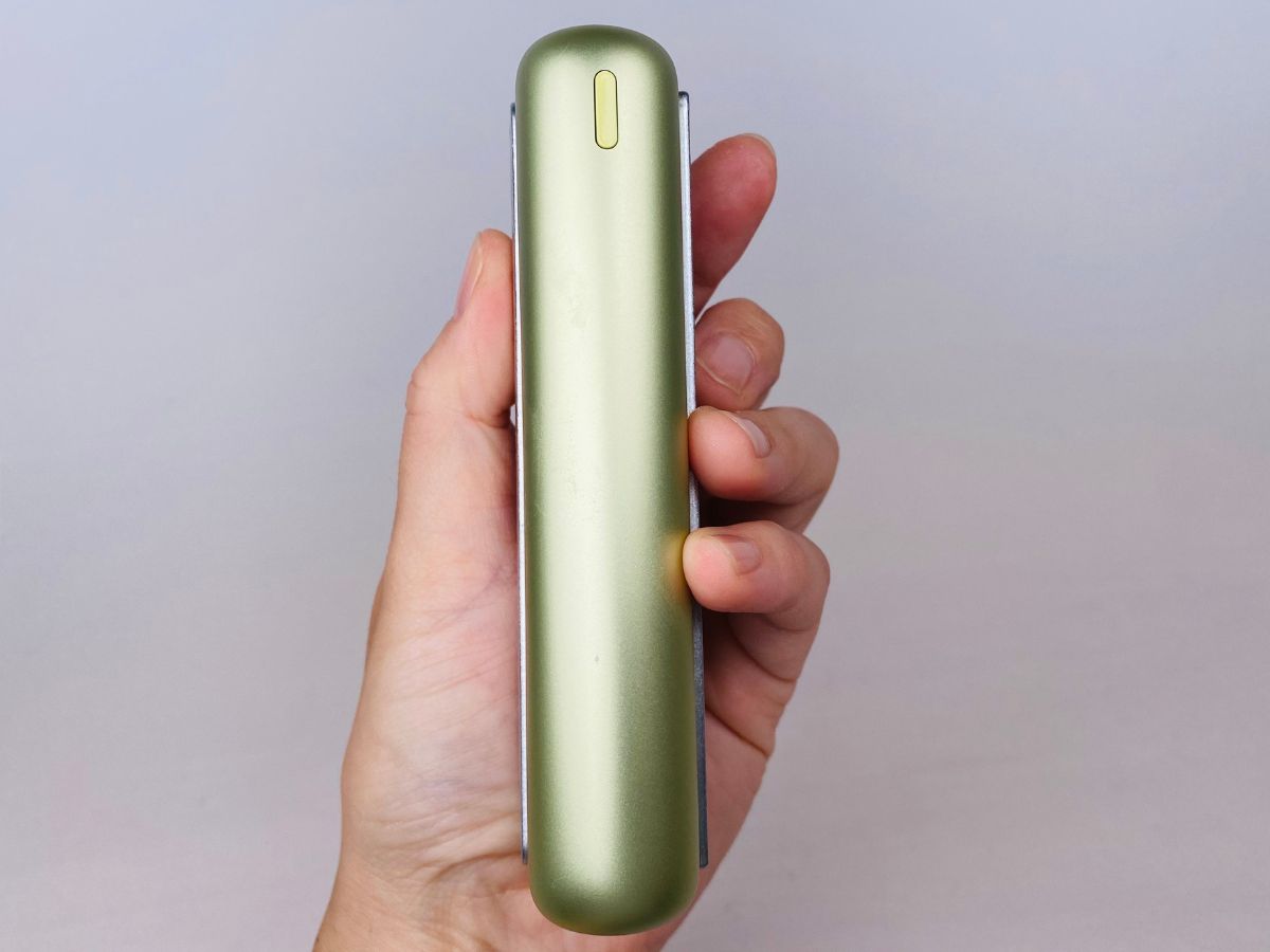 IQOS ILUMA Prime Bright Charger 的按钮部分