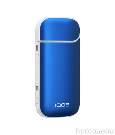 将IQOS® 皮肤 海洋蓝贴到白色IQOS上