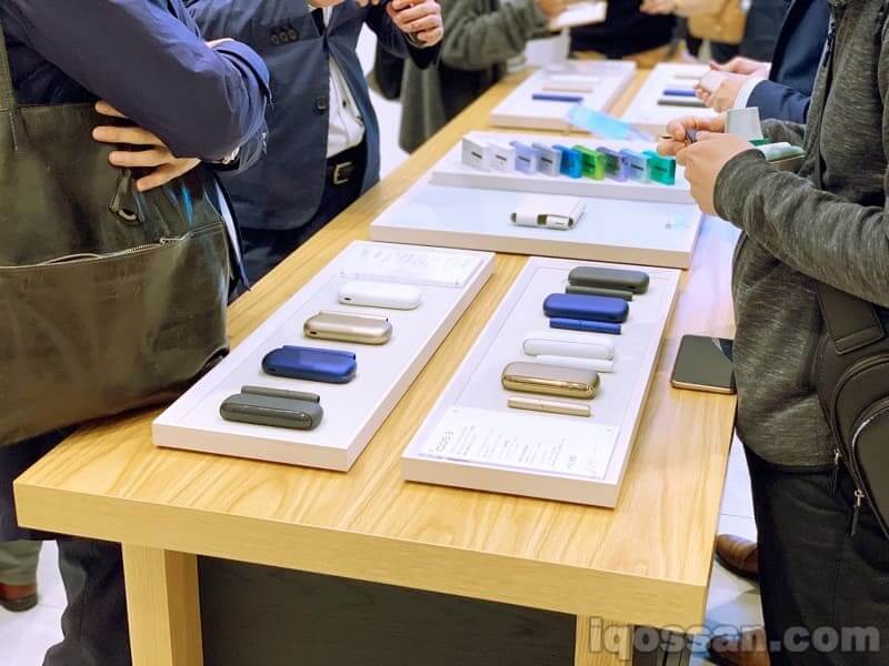 在IQOS门店查看新型IQOS