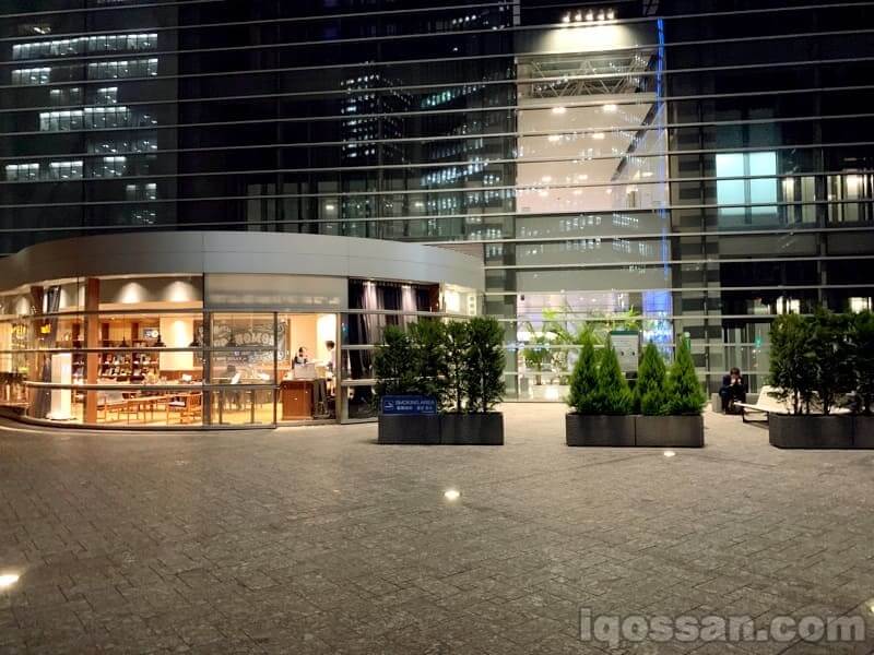 从外部窥视JT总部。左侧为Ploom TECH专用休息室,右侧为吸烟区。