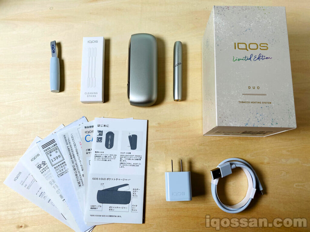 IQOS Moon Silver的内容物清单。基本套装内容与普通IQOS相同。
