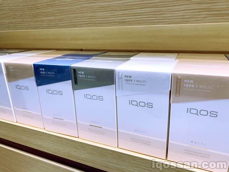 IQOS 3 MULTI的包装盒们。店里排列着很多