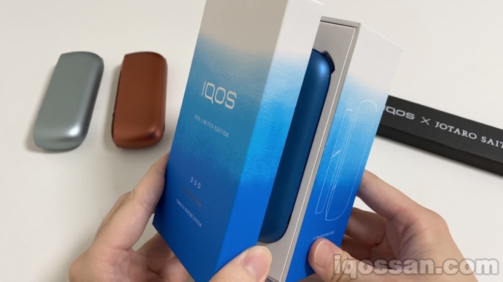 打开IQOS 2020年夏季限定色的包装。
