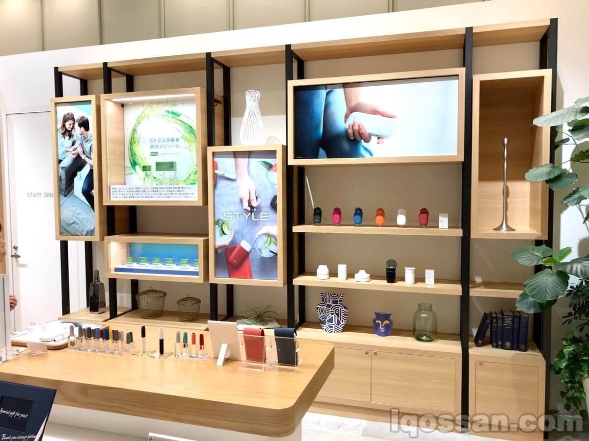 IQOS商店名古屋的店内图片。配件等也很丰富