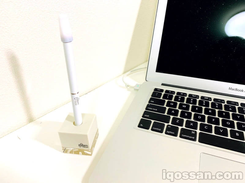 Ploom TECH可插入支架,整洁地放在桌上