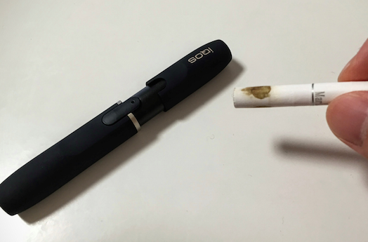 从IQOS取出加热烟弹