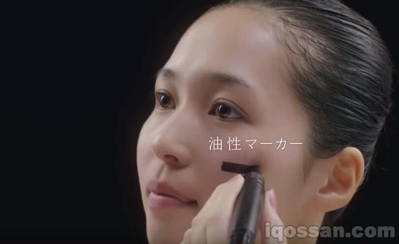 在脸上画油性马克笔