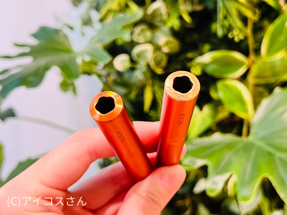 右侧为IQOS ILUMA PRIME的烟杆,环部经过凹凸加工。左侧的ILUMA款则为普通环类型。