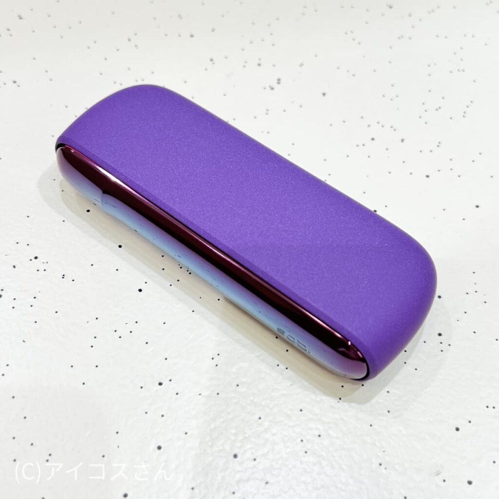 IQOS ILUMA 的霓虹型口袋充电器