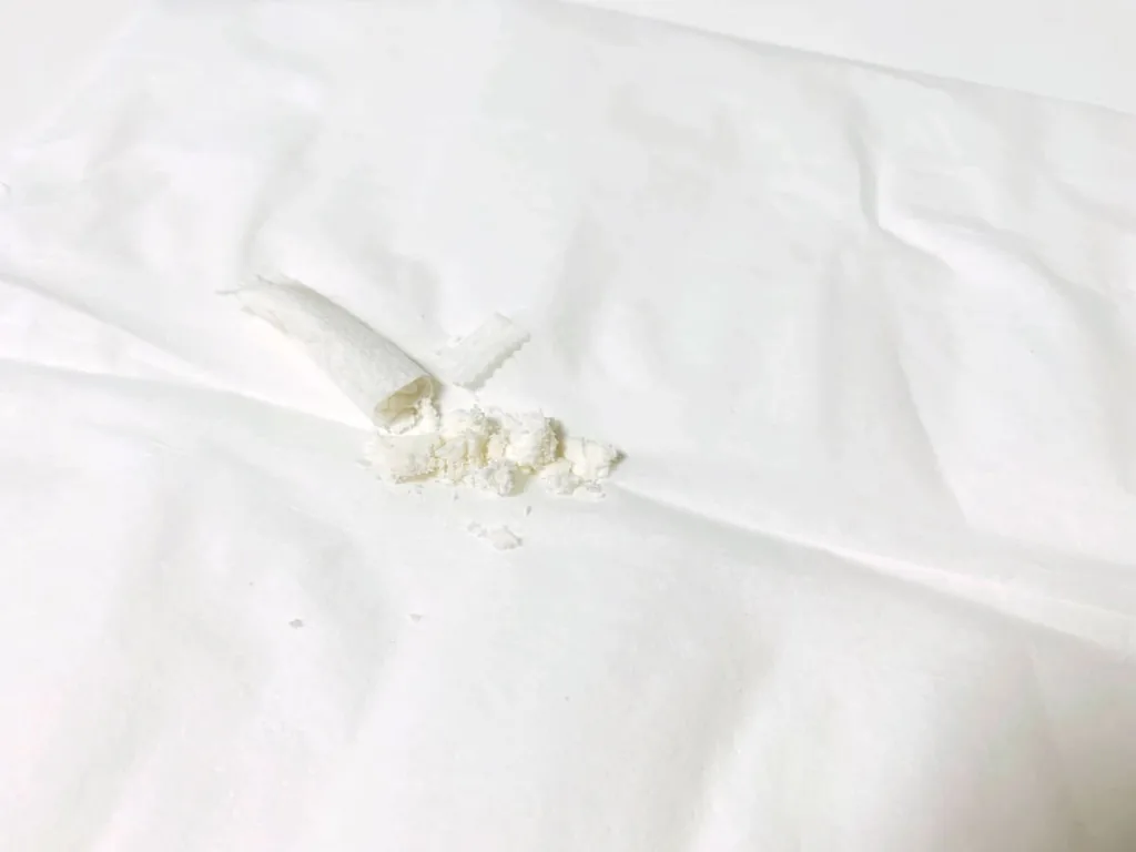 剪开烟弹后,里面出现了白色粉末。确实配得上“纯白”的宣称。