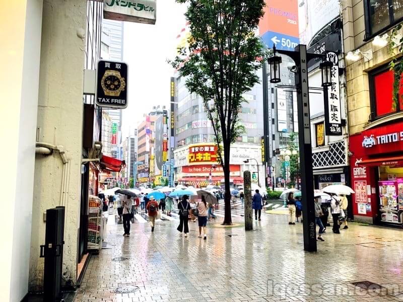 从店前向左看。对面就是歌舞伎町。