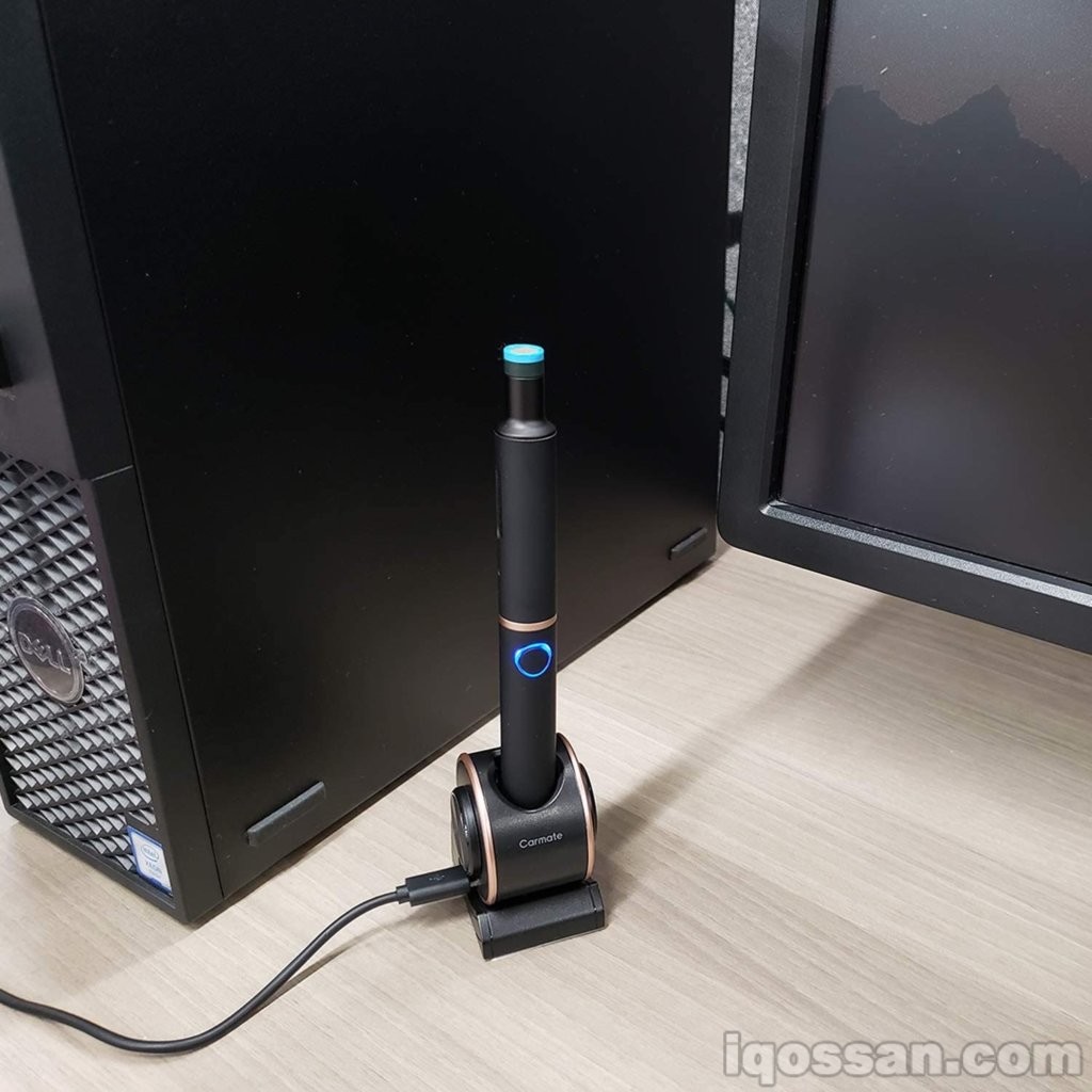 放在桌上电脑旁的Ploom TECH Plus和专用充电器。很好地“立着”