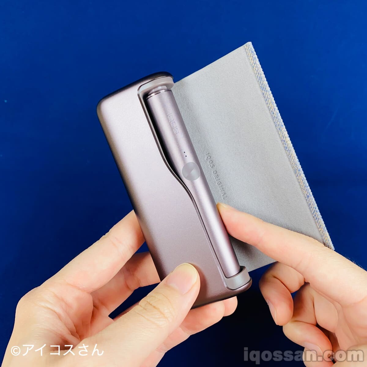 将IQOS ILUMA Prime的烟杆放入口袋充电器。