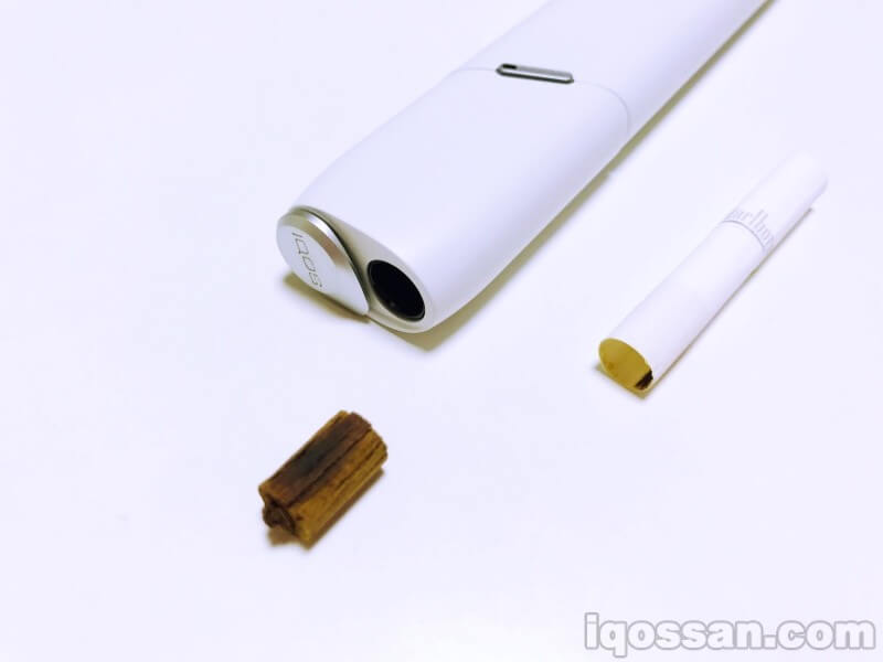 敲了敲IQOS MULTI,吸完的加热烟弹就出来了