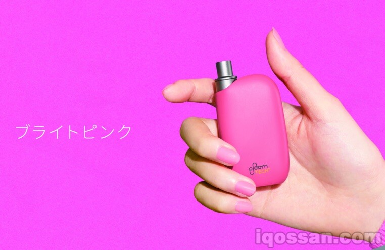 Ploom TECH Plus With的“Bright Pink”设想为女性用户。指甲也是十足的粉色。