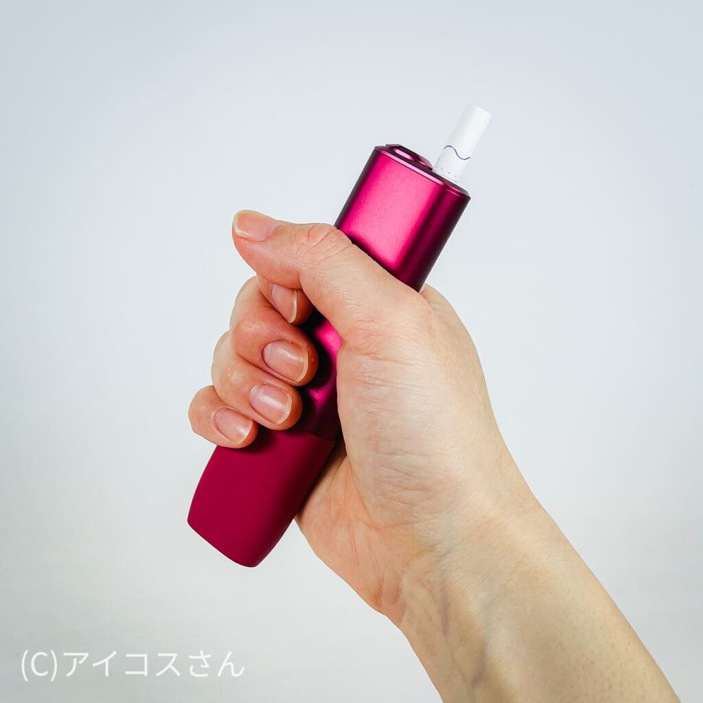 女性手持IQOS ILUMA ONE的场景