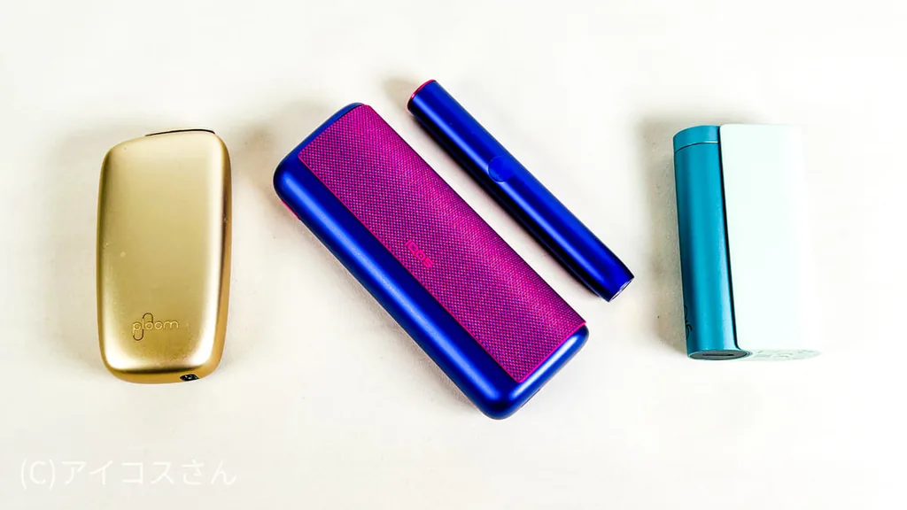 从左至右为「Ploom X」、「IQOS ILUMA Prime」、「glo hyper X2」。均为高温加热式烟草的最新机型。