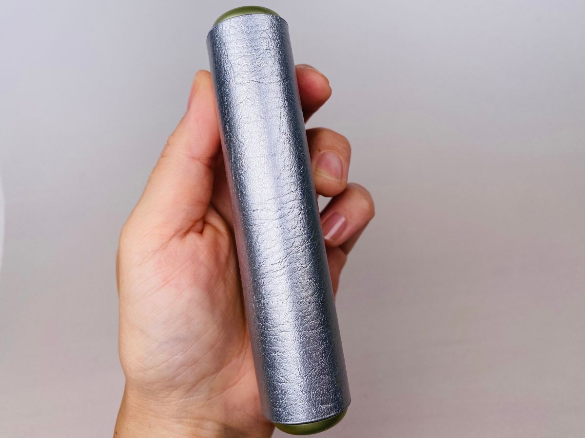 IQOS ILUMA Prime Bright充电盒的外壳侧侧面