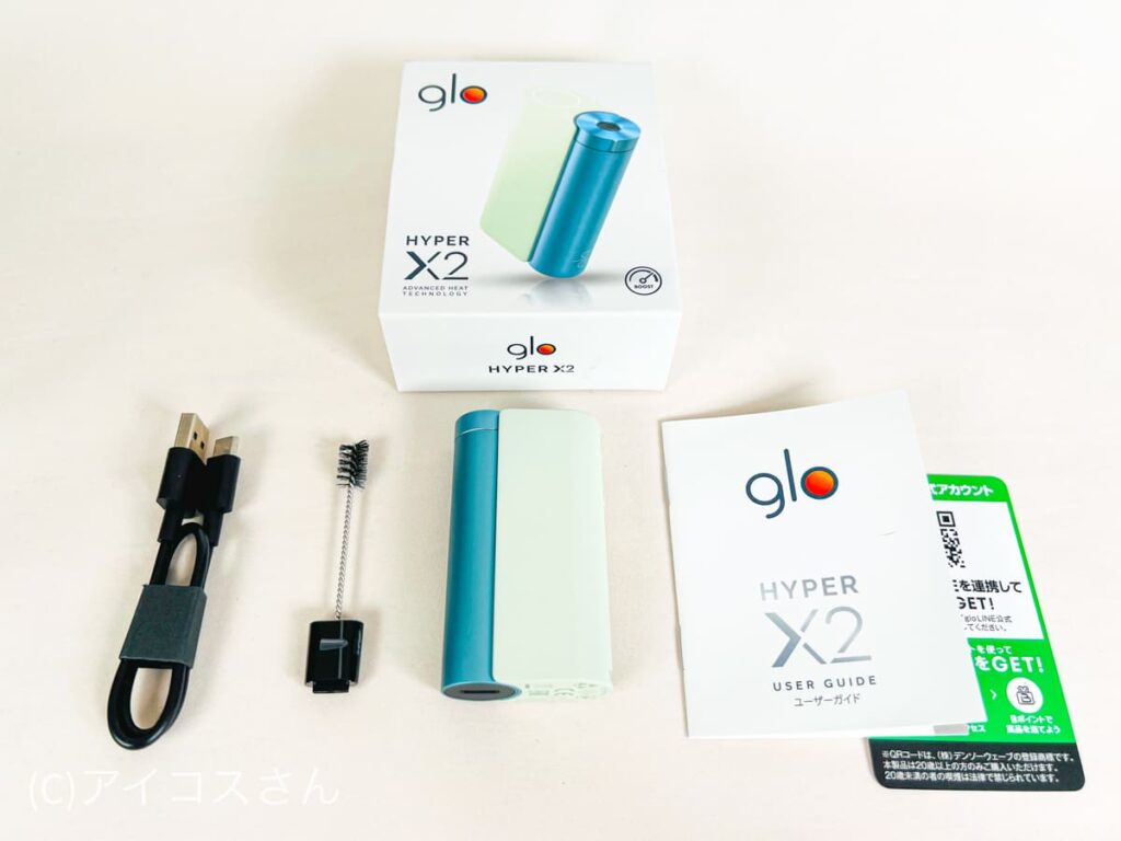 glo hyper X2套装的内容物。除产品本体外,还附带USB充电线、清洁棒和使用说明书。