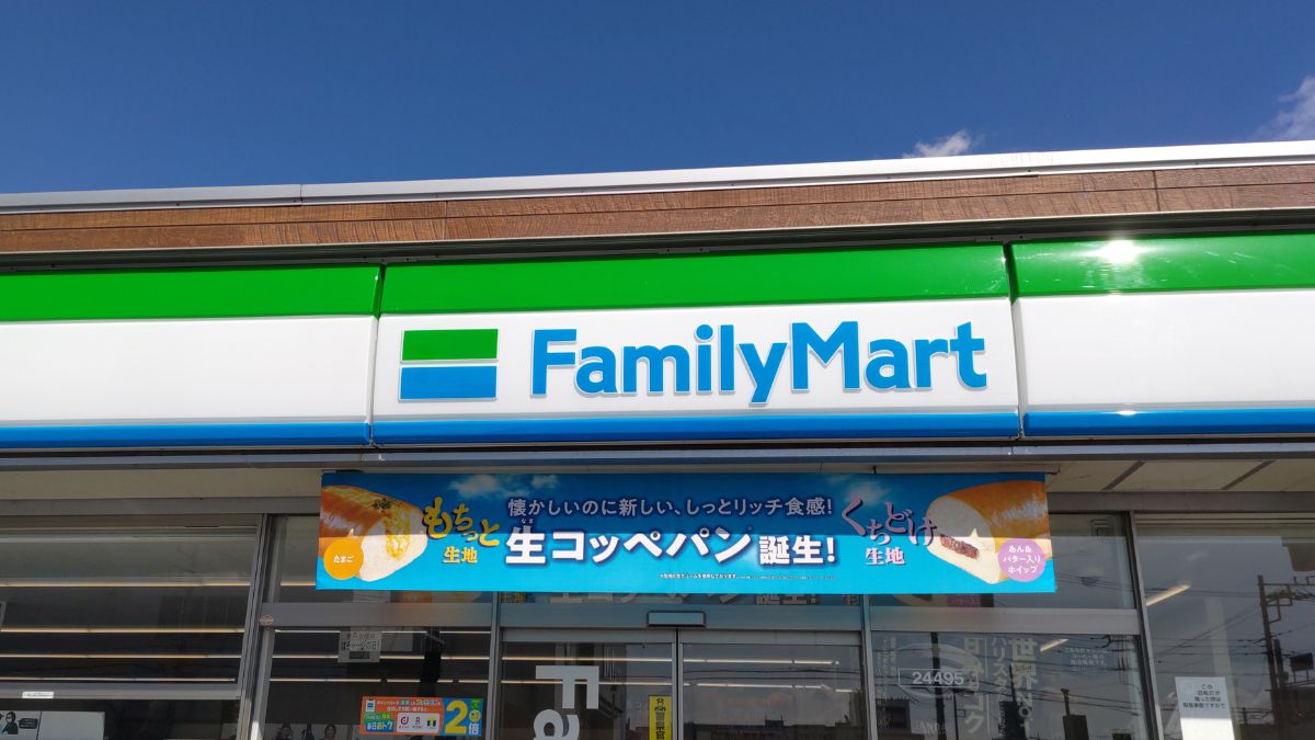 销售IQOS ILUMA ONE限定霓虹色的FamilyMart