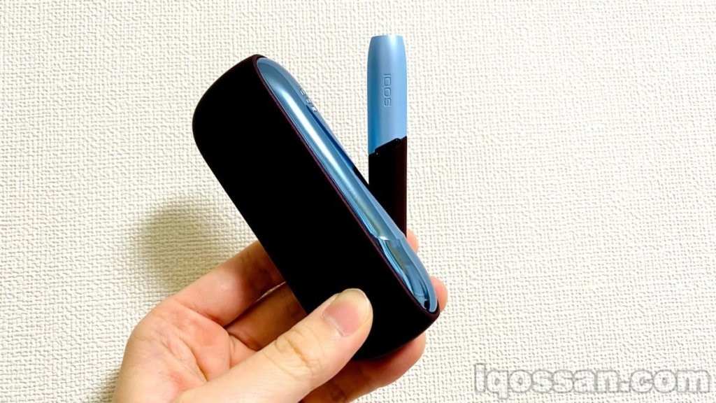 IQOS Frosted Red的烟杆和口袋充电器