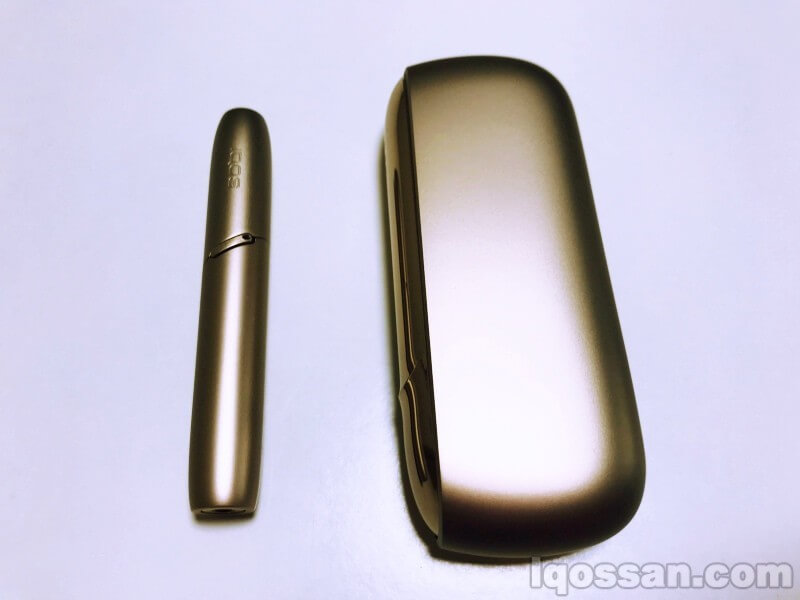 IQOS 3的烟杆和充电器