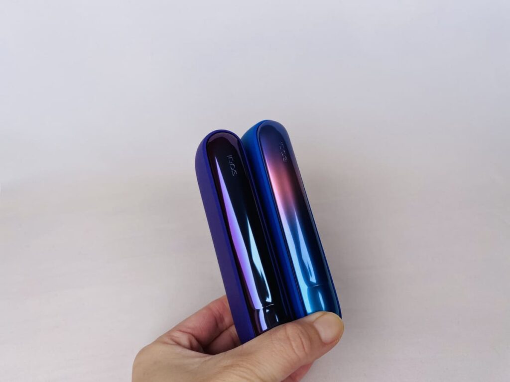 左边是霓虹灯模特，右边是银河蓝