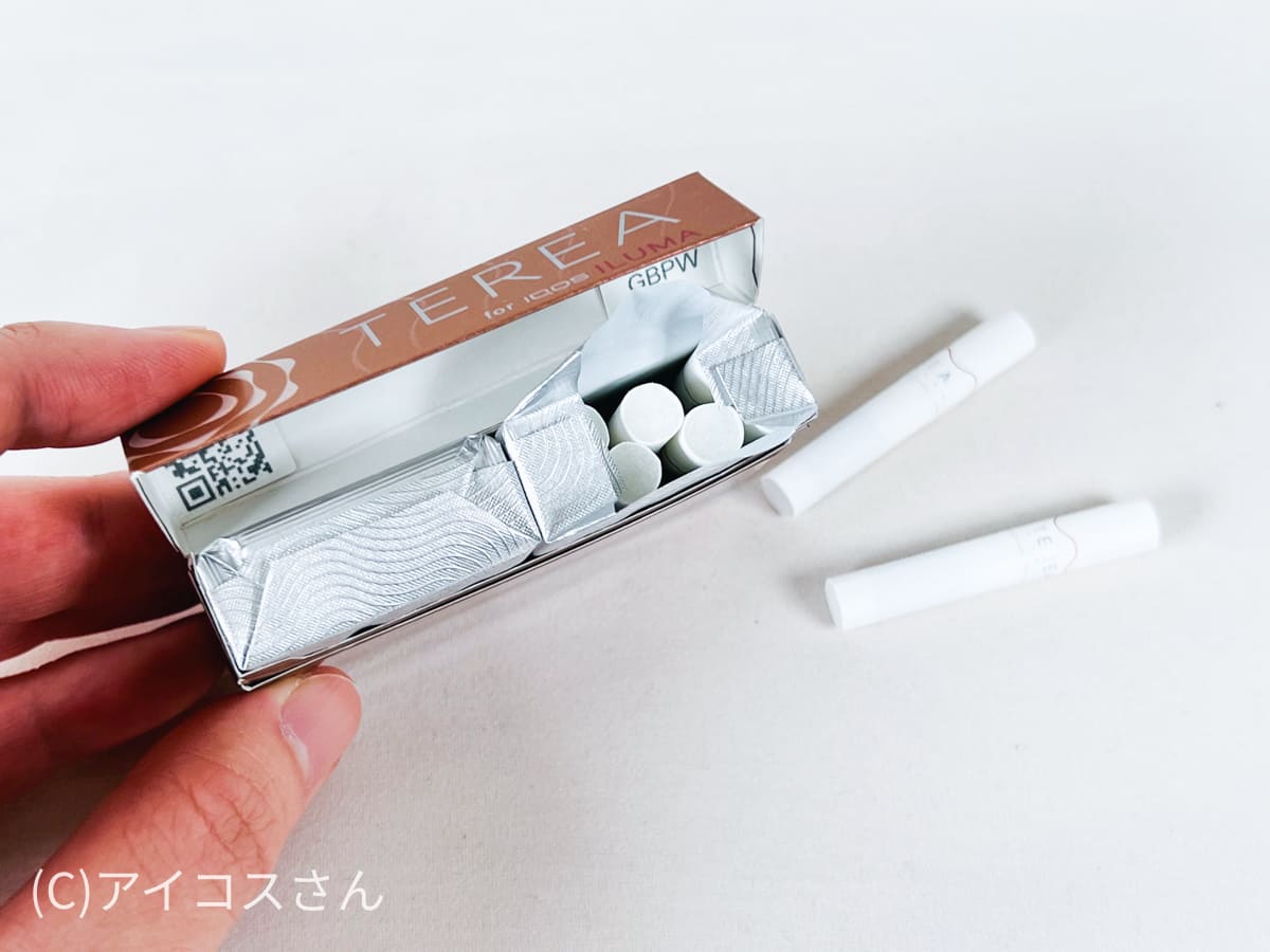打开TEREA Warm Regular包装后,可以感受到木质调的烟草香气。