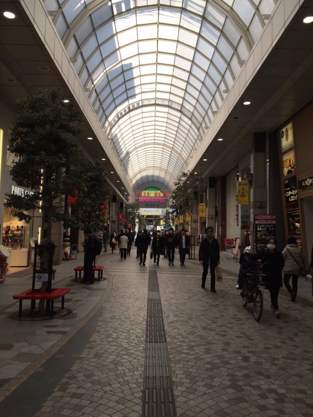 时尚商店街林立的街道