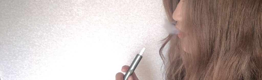 正在吸IQOS ILUMA的图片
