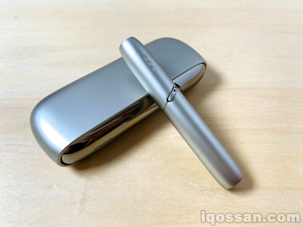 未安装配件的素色Moon Silver IQOS。