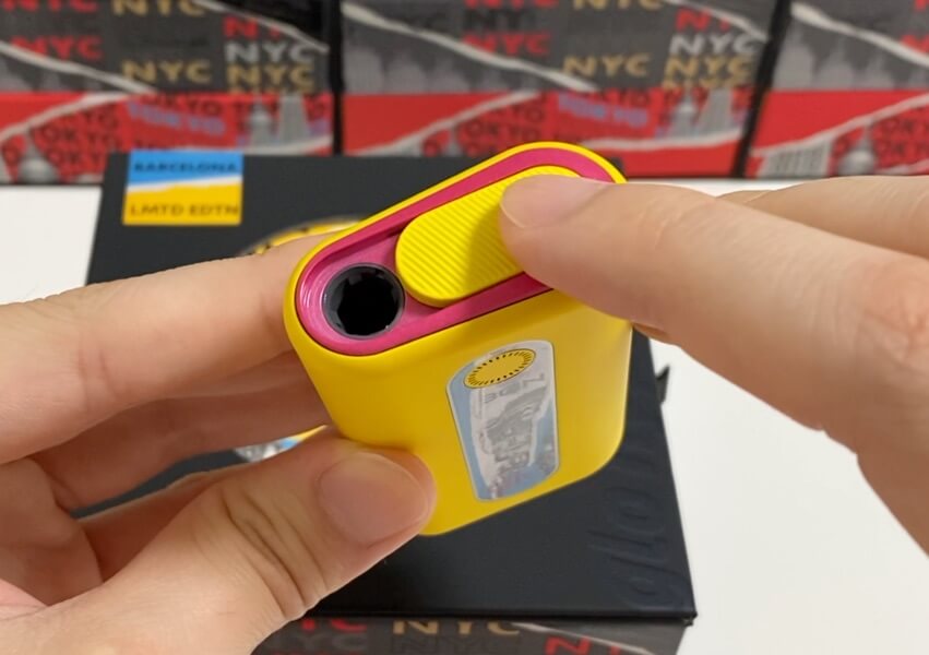 打开盖子里面也是红色!细节到位!