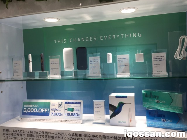 陈列IQOS周边的展示柜
