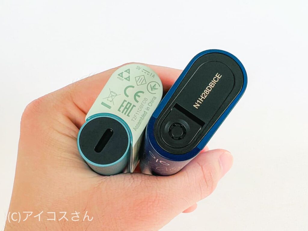 比较X2和Plus设备的底部。乍一看,很难判断如何打开X2。