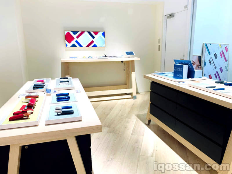 IQOS Shop新宿的店内。确实稍微有些紧凑。
