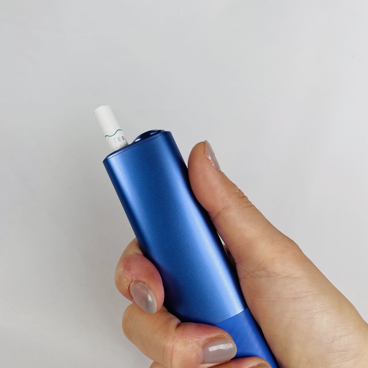 将烟弹插入IQOS ILUMA i ONE
