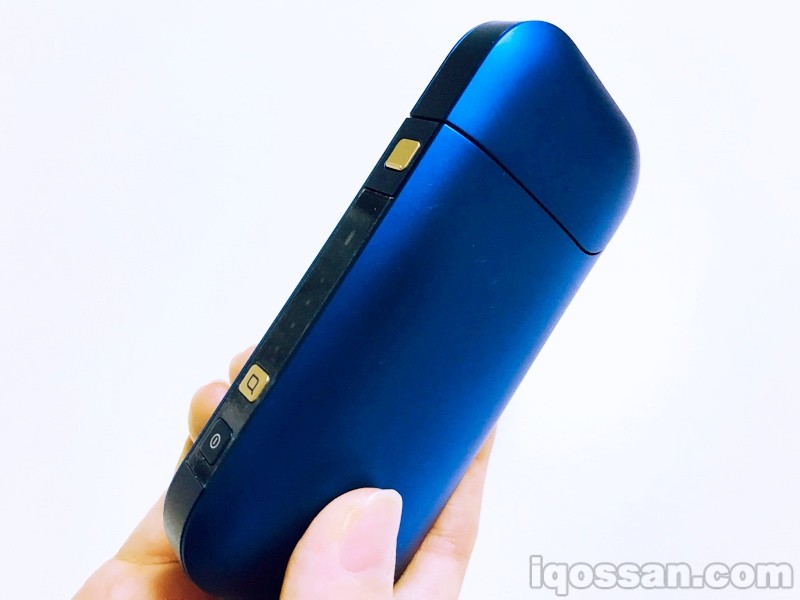 手持蓝宝石蓝IQOS
