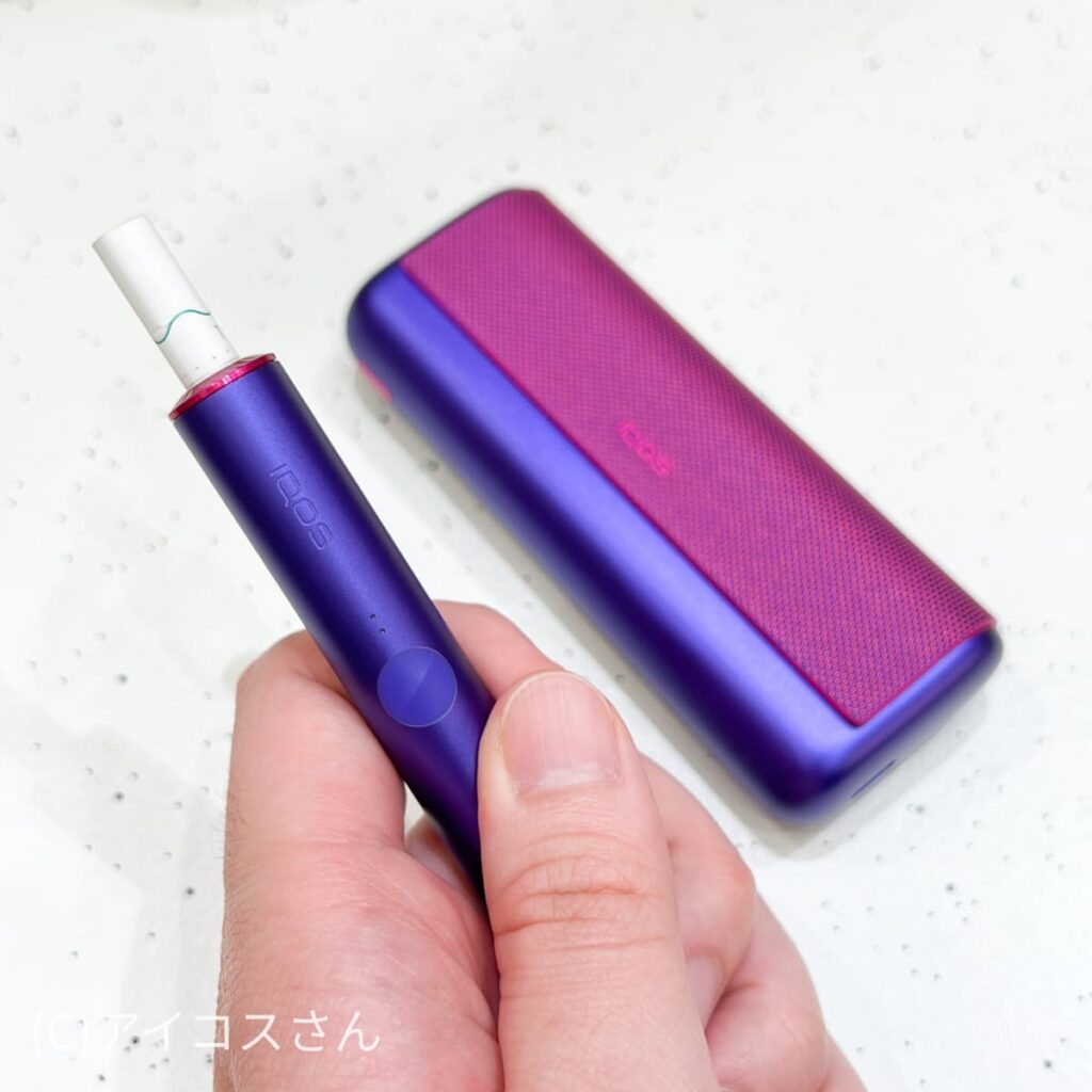 用霓虹色的IQOS ILUMA Prime抽烟棒。