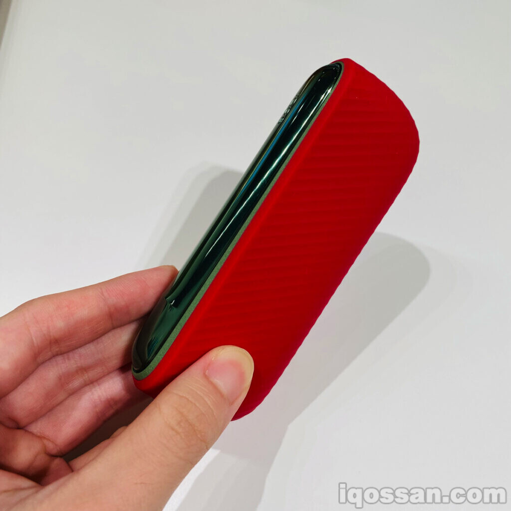 用红色保护套改变IQOS ILUMA形象
