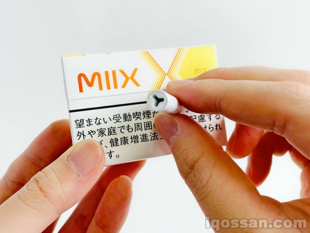 烟草棒的下部并没有像IQOS那样填充烟叶，而是看起来只是在滤嘴上开了孔。这是下部。很容易弄错，请注意。