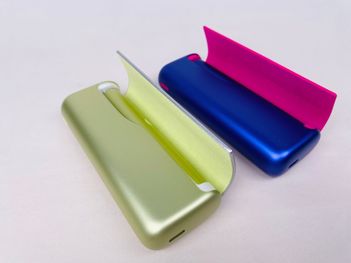 打开 IQOS ILUMA Prime Bright 和 IQOS ILUMA Prime Neon 包膜封面时的对比