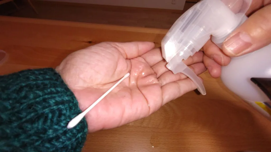 浸泡酒精的棉签用于清洁IQOS ILUMA