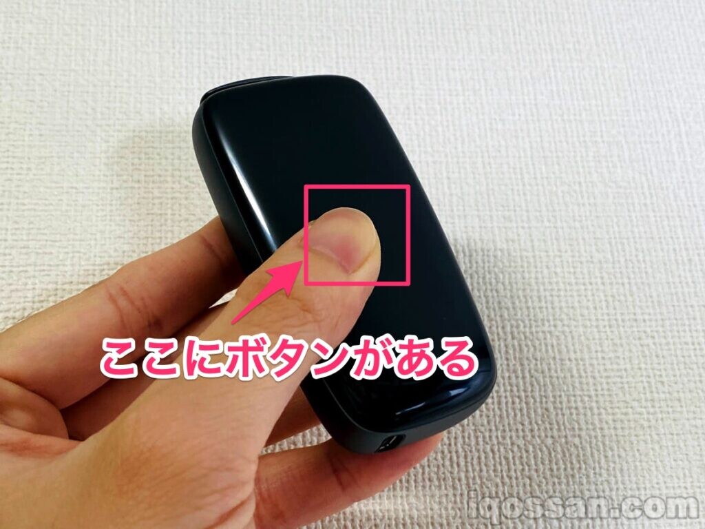 Ploom X在镜面侧中央有按钮。