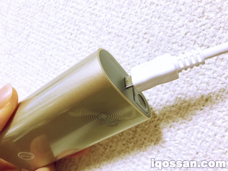 需要充电时,使用附带的USB线充电
