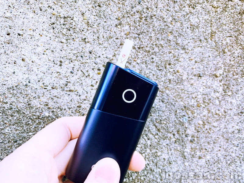 在室外吸烟区试用glo mini