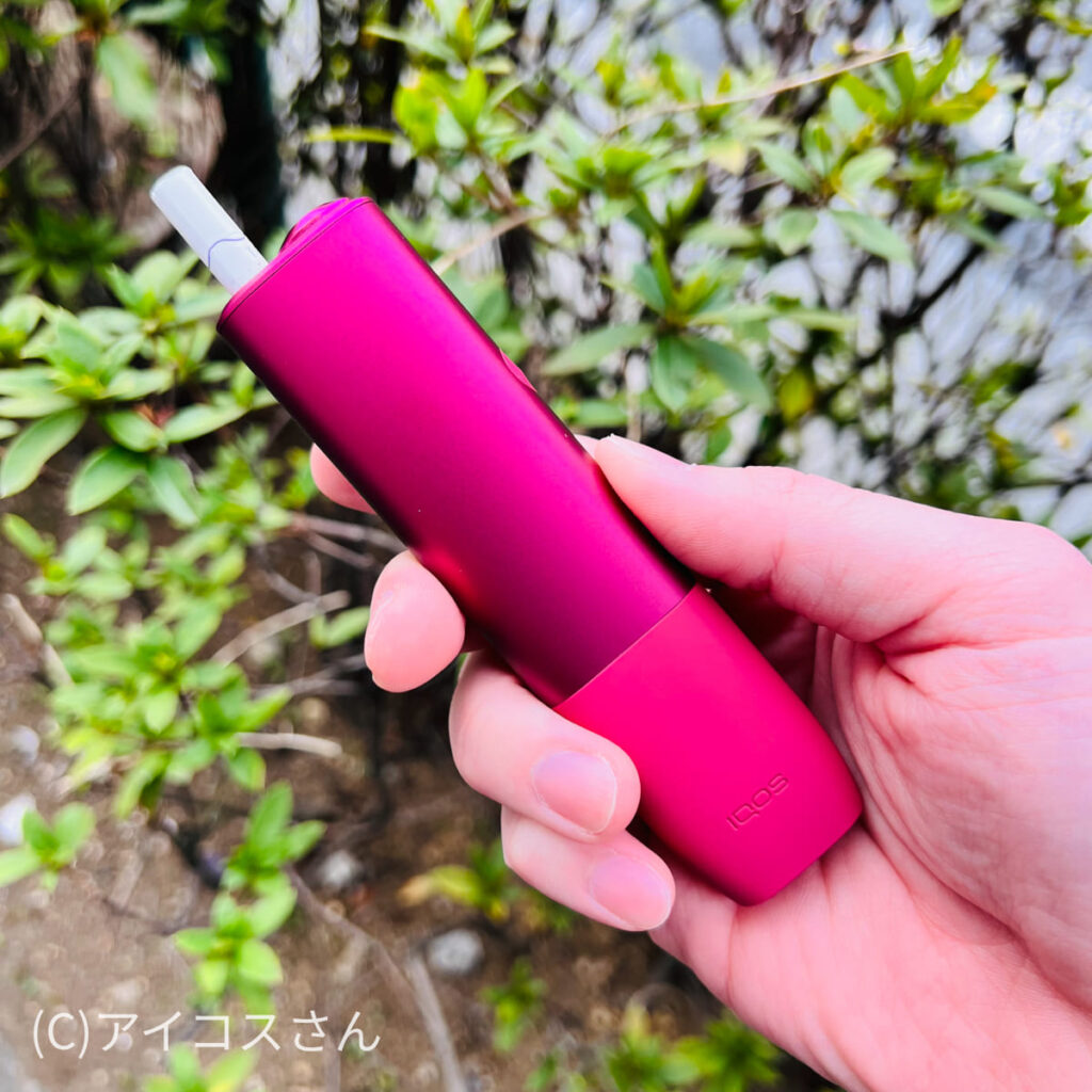 在户外抽吸IQOS ILUMA ONE的图片