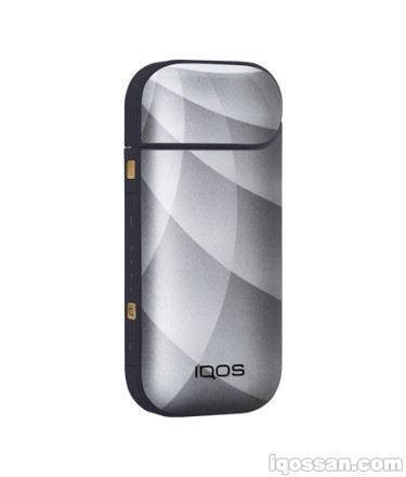 将IQOS® 皮肤 铬银色贴到藏青色IQOS上