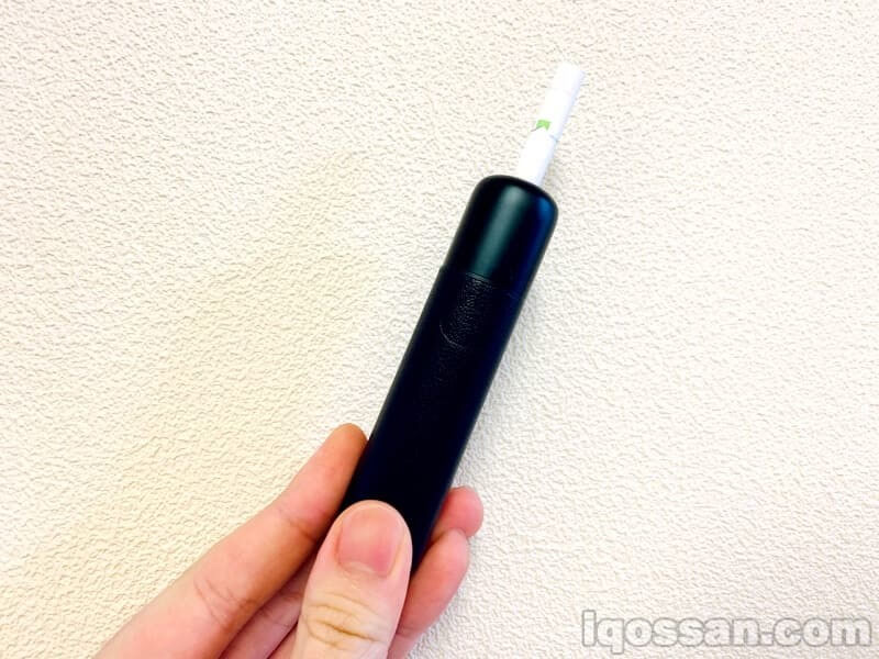 将IQOS的HeatStick插入上部
