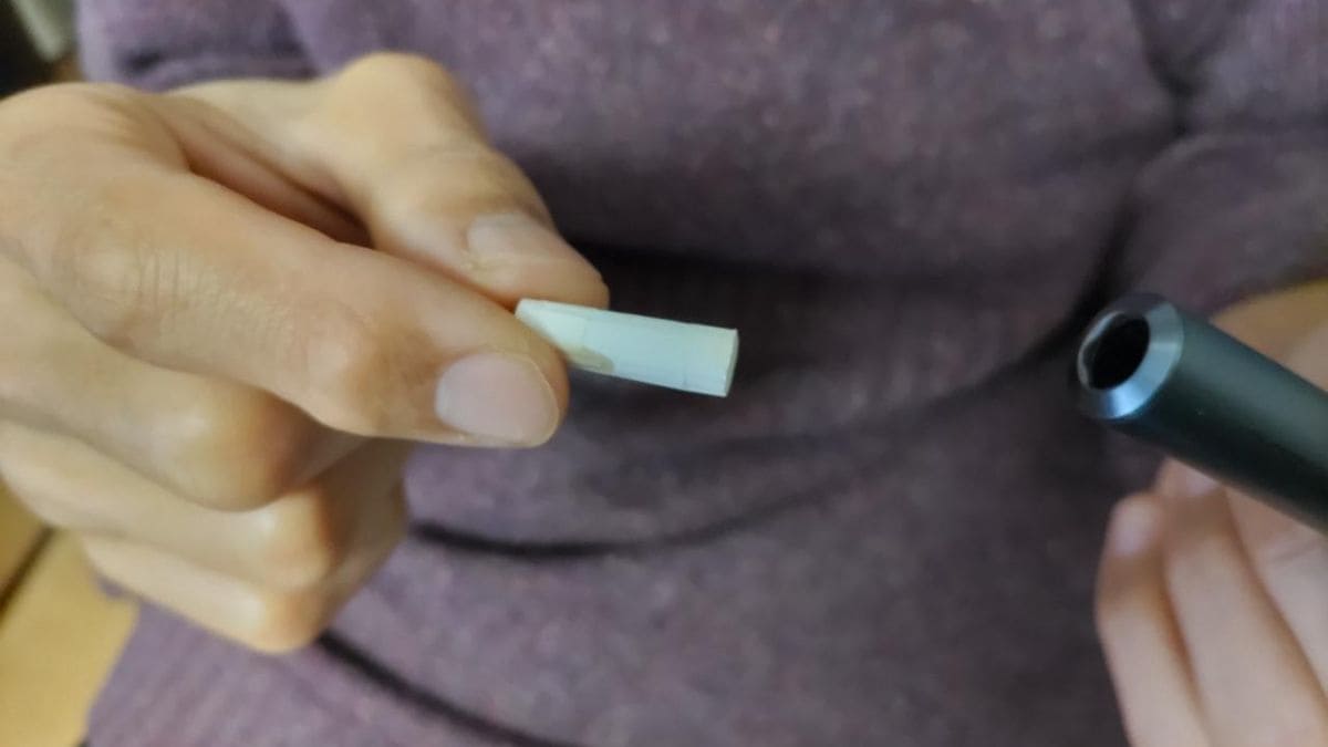 我用拇指取下了IQOS棒。