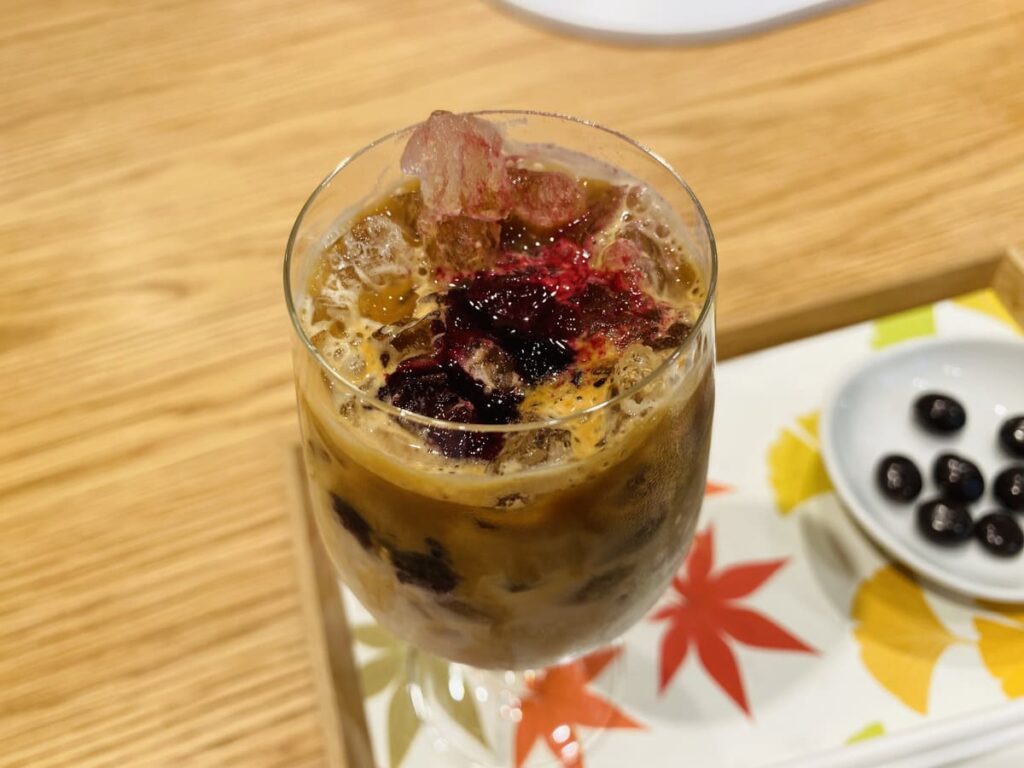 上面放着干浆果。
